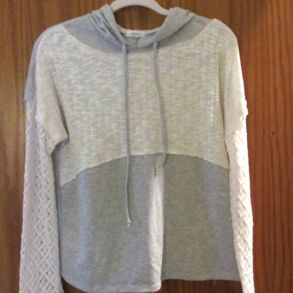 Chic Lace-Detail Sweatshirt – Grey & White, Size S - Picture 3 of 6